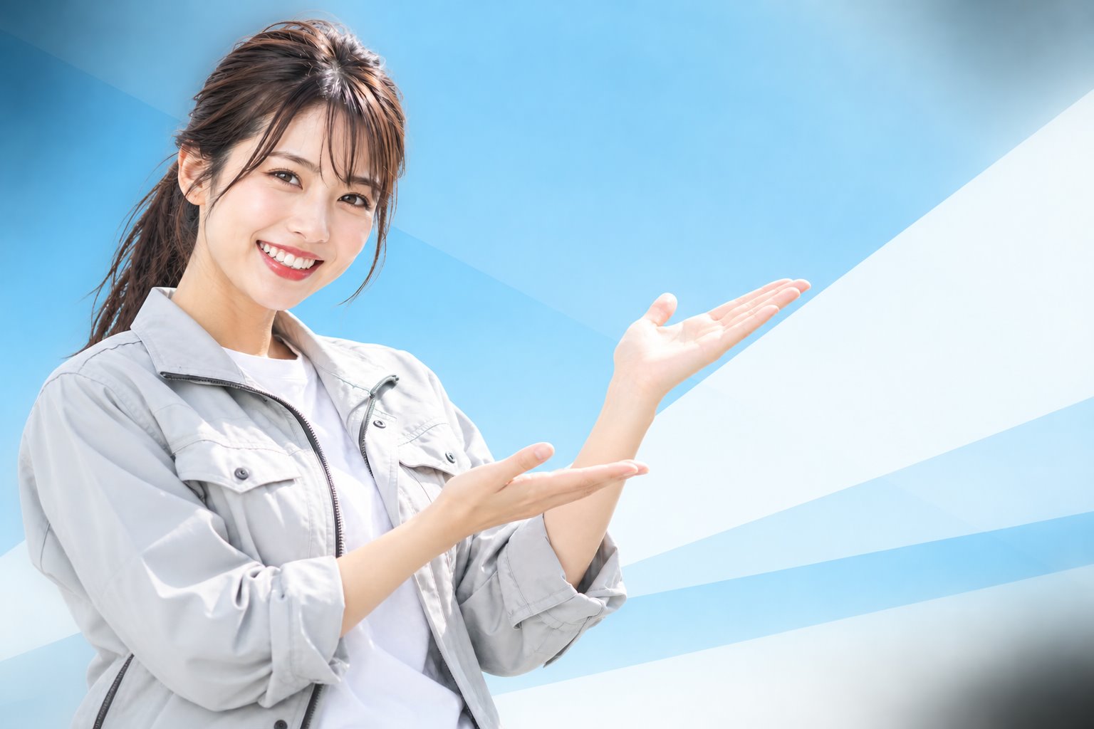 笑顔で案内する女性スタッフ
