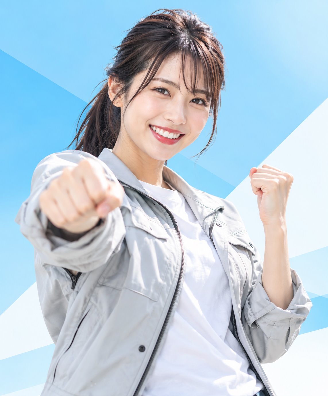 笑顔で応援する女性スタッフ